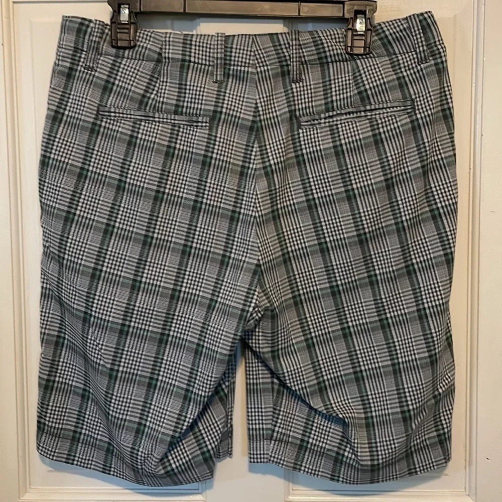 Tommy Bahama men’s golf shorts size 32. Gray‎ and green plaid.